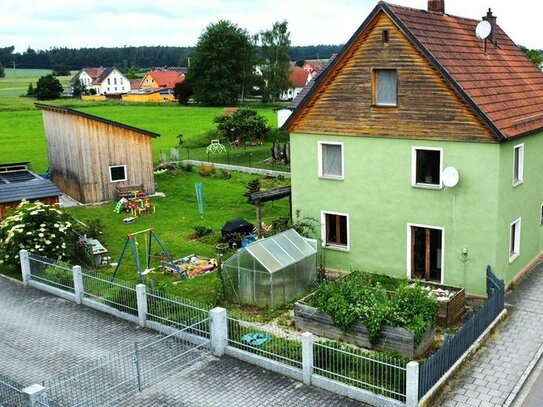 Einfamilienhaus mit unverbauten Blick ins Grüne und Nebengebäude