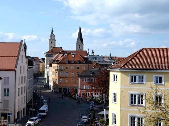 Altstadthaus mit Blick über die Dächer der Stadt und die Donau