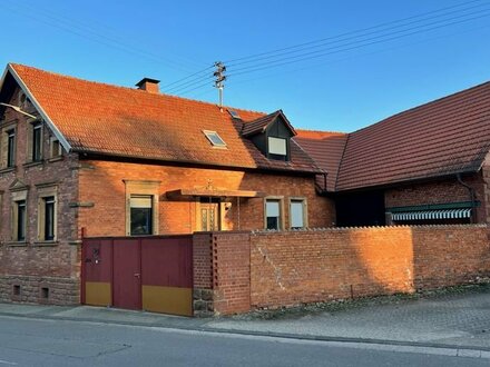 Charmantes Backsteinhaus in sehr gutem Zustand mit schönem Innenhof und einer großen Scheune