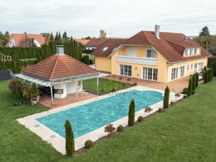 *großzügige Villa* mit großem Garten und eigenem Pool in Fellheim
