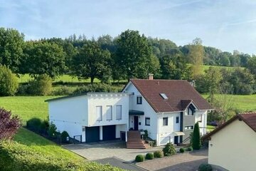 Fantastisch gelegenes Einfamilienhaus mit erweiteten Garagengebäude und PV-Anlage