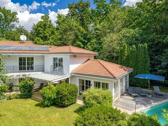 Elegante Familienvilla mit Pool, Holz-Blockhaus und Solarsystem in Traumlage