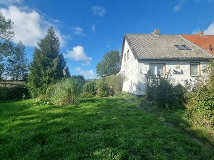 Doppelhaushälfte mit Nebengebäude und Garage auf großem Grundstück…