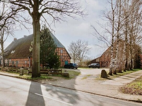 Großzügiges Landhaus mit drei Wohneinheiten und Ausbaureserve