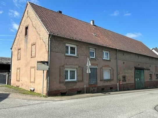 Alter idyllischer und großer Bauernhof mit Nebengebäuden in ruhiger Lage in Pirmasens - Gersbach