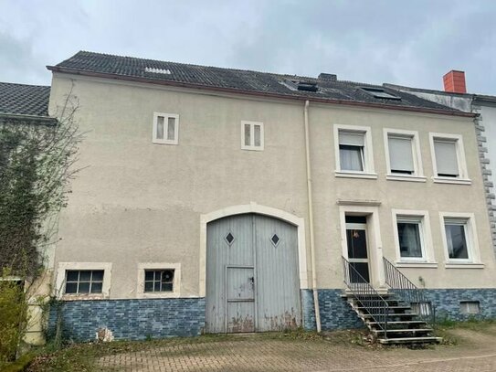Dieses komplett vermietete Bauernhaus befindet sich in einer Nebenstrasse im Losheimer Ortsteil Bachem