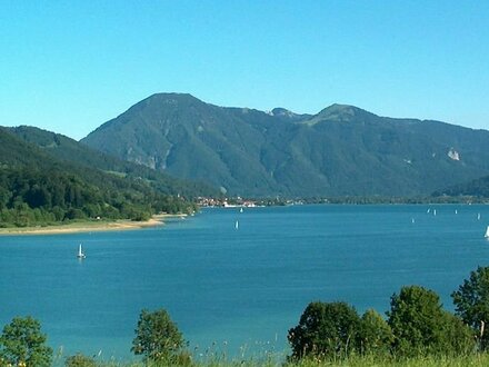 Gmund am Tegernsee: Neuwertige 2-Zimmer Dachgeschoss-Wohnung in Seenähe!