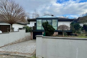 Bungalow im Grünen in Bad Vilbel. Großzügiges, freistehendes 1-Familienhaus mit Garten zur Miete