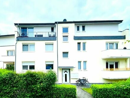 Sehr gut geschnittene 3-Zimmer-Wohnung mit Balkon und Stellplatz in ruhiger Seitenstraße!!