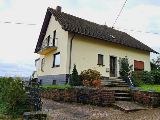 Freistehendes Wohnhaus mit großem Grundstück, Wintergarten, Pavillon und Fernblick in ruhiger Lage von Merzig-Schwemlin…