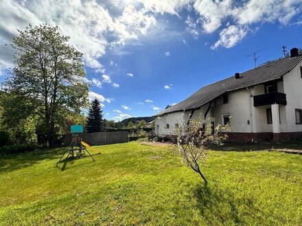 Teilsaniertes großes Wohnhaus in Haustadt