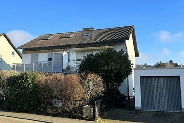 Attraktive Doppelhaushälfte mit Garten und Garage in Wiesenbach!