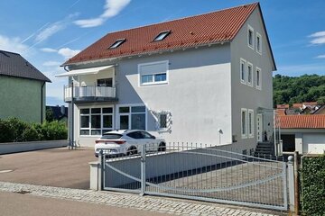 Top gepflegtes Wohn- u. Geschäftshaus mit 470 m² Wohn-/Nutzfläche, Doppelgarage und 5 Stellplätzen!