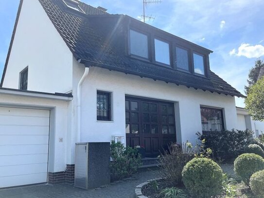 Freistehendes Einfamilienhaus mit vielen Extras, plus 2 Garagen, Garten mit Teichanlage uvm.