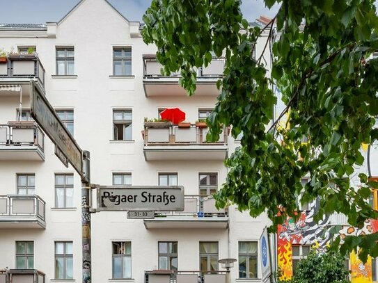 Samariter-Kiez: Südausrichtung, Balkon, sanierter Altbau. Attraktive und vermietete Wohnung.