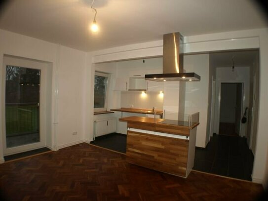 Elegante 2-Zimmerwohnung/Bad/Küchenzeile/Balkon schick renoviert-- Erdgeschoß