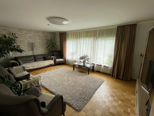 Traumhafte 4,5-Zimmer-Wohnung mit EBK, Balkon, Garten und Blick ins Grüne.