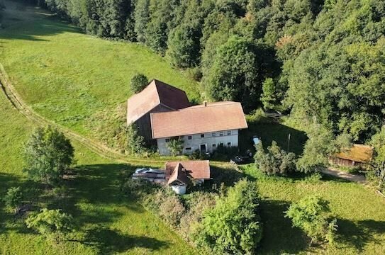 Sanierungsbedürftige Resthofstelle in Alleinlage mit weitläufigen Landwirtschafts- und Waldflächen