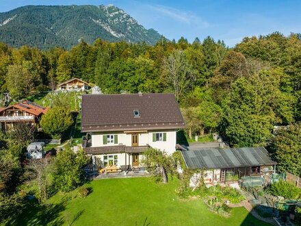 Charmante Alpenvilla mit großem Garten in ruhiger Lage in Grainau mit traumhaftem Ausblick auf die Zugspitze