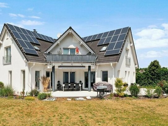 Energiesparend mit Photovoltaik und Wärmepumpe! Neuwertiges Einfamilienhaus mit traumhaft großem Garten. Extra viel Pla…
