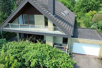 Exklusives Dreifamilienhaus mit Schwimmbad und Doppelgarage in Odenthal-Glöbusch