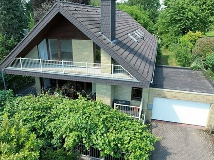 Exklusives Dreifamilienhaus mit Schwimmbad und Doppelgarage in Odenthal-Glöbusch