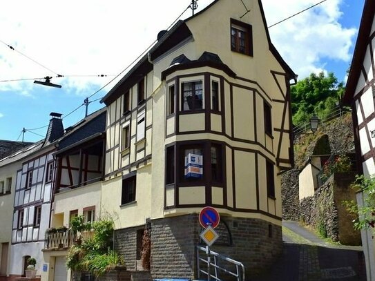 Schönes Fachwerkhaus mit kleiner Terrasse im Herzen von Briedel