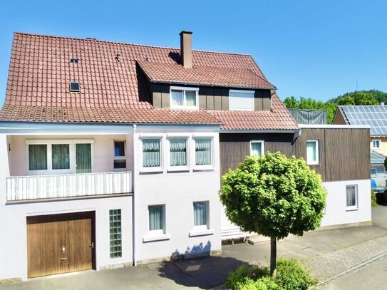 Ideale Anlage: gepflegtes MFH (3WE) mit Garagen und Dachterrasse