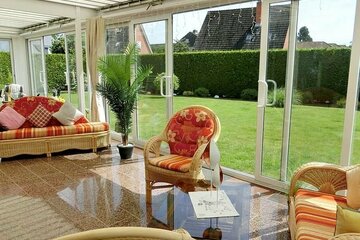 Zweifamilienhaus mit Dachterrasse, Wintergarten, 2 Garagen und schönem Garten nur 500 m zum Strand