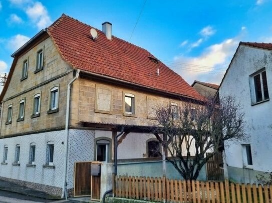 Bauernhaus mit großem Grundstück und vielen Nebengebäuden