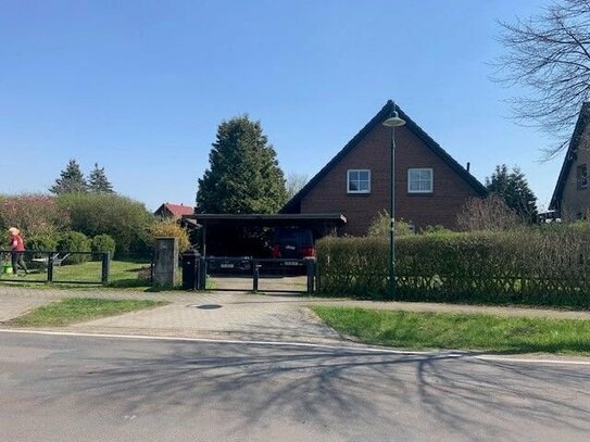 Einfamilienhaus mit Doppelcarport und Nebengebäude