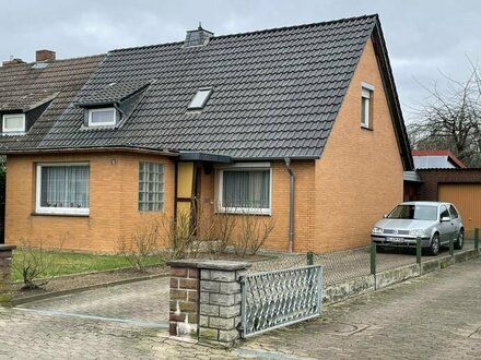 Schöne Doppelhaushälfte mit Nebengebäuden, Garage und Garten