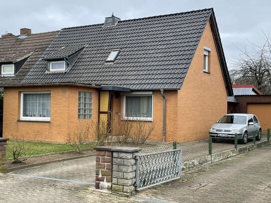 Schöne Doppelhaushälfte mit Nebengebäuden, Garage und Garten