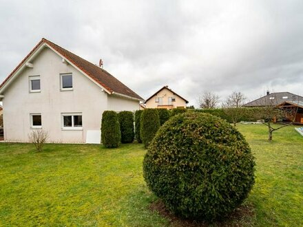 Modernes Einfamilienhaus mit großem Garten