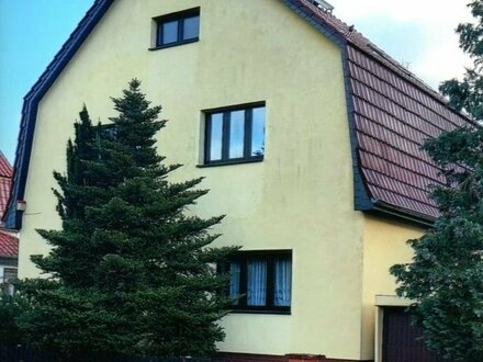 Falkensee-Zentrale Stadtlage: Charmantes Zweifamilienhaus oder großes EFH + 2 Garagen + großem Grundstück