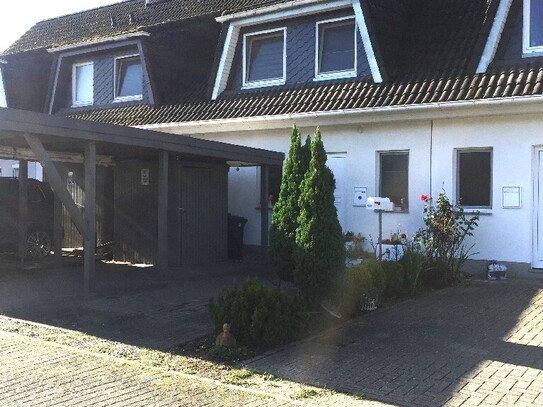 Reihenmittelhaus mit kleinem Grundstück und Carport in Holthusen