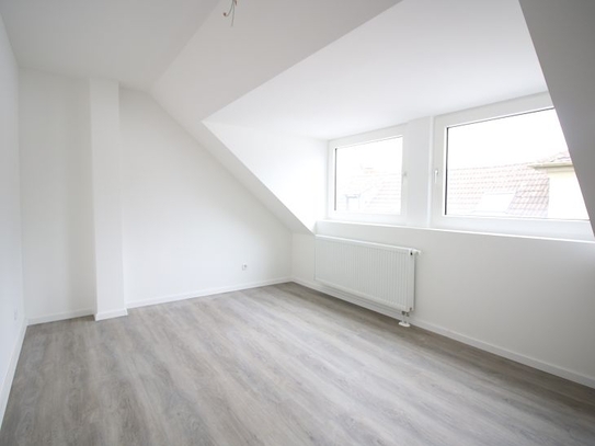 FRISCH RENOVIERTE 2-ZIMMER DACHGESCHOSS WOHNUNG ZU MIETEN!