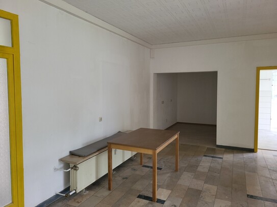 Helle 2 Zimmer Wohnung (Hochpaterre) zur Miete mit Balkon in ruhiger Wohngegend!