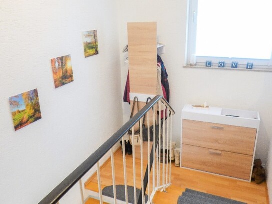 Renovierte 2- Zimmerwohnung mit eigenem Eingang, Balkon, Einbauküche und PKW- Stellplatz