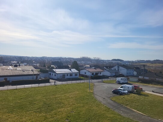 Großzügige Dachgeschosswohnung mit Balkon und schöner Aussicht!