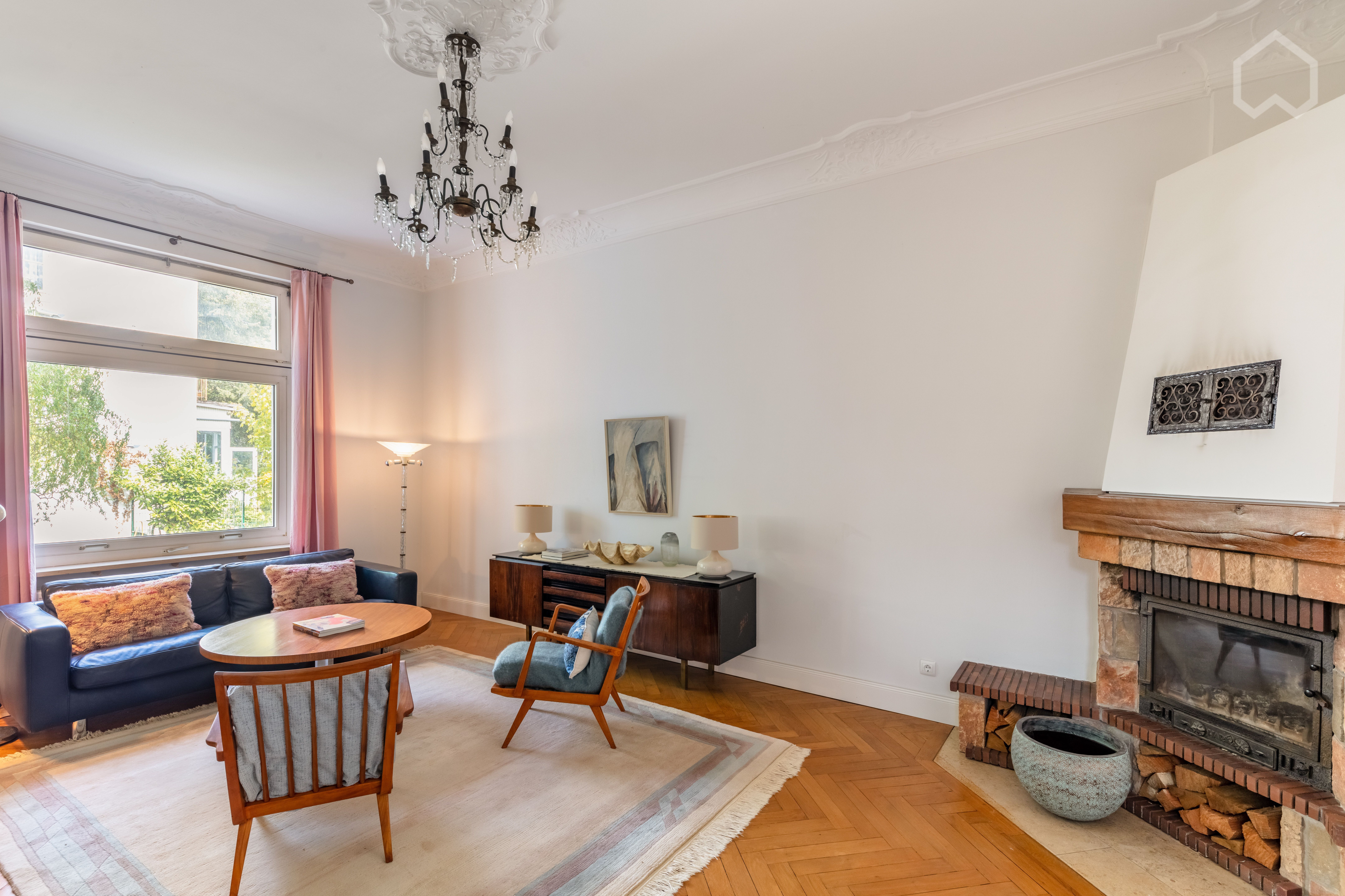 Spacious, bright and well-connected 250-m²-Art-Nouveau villa sleeping three to six