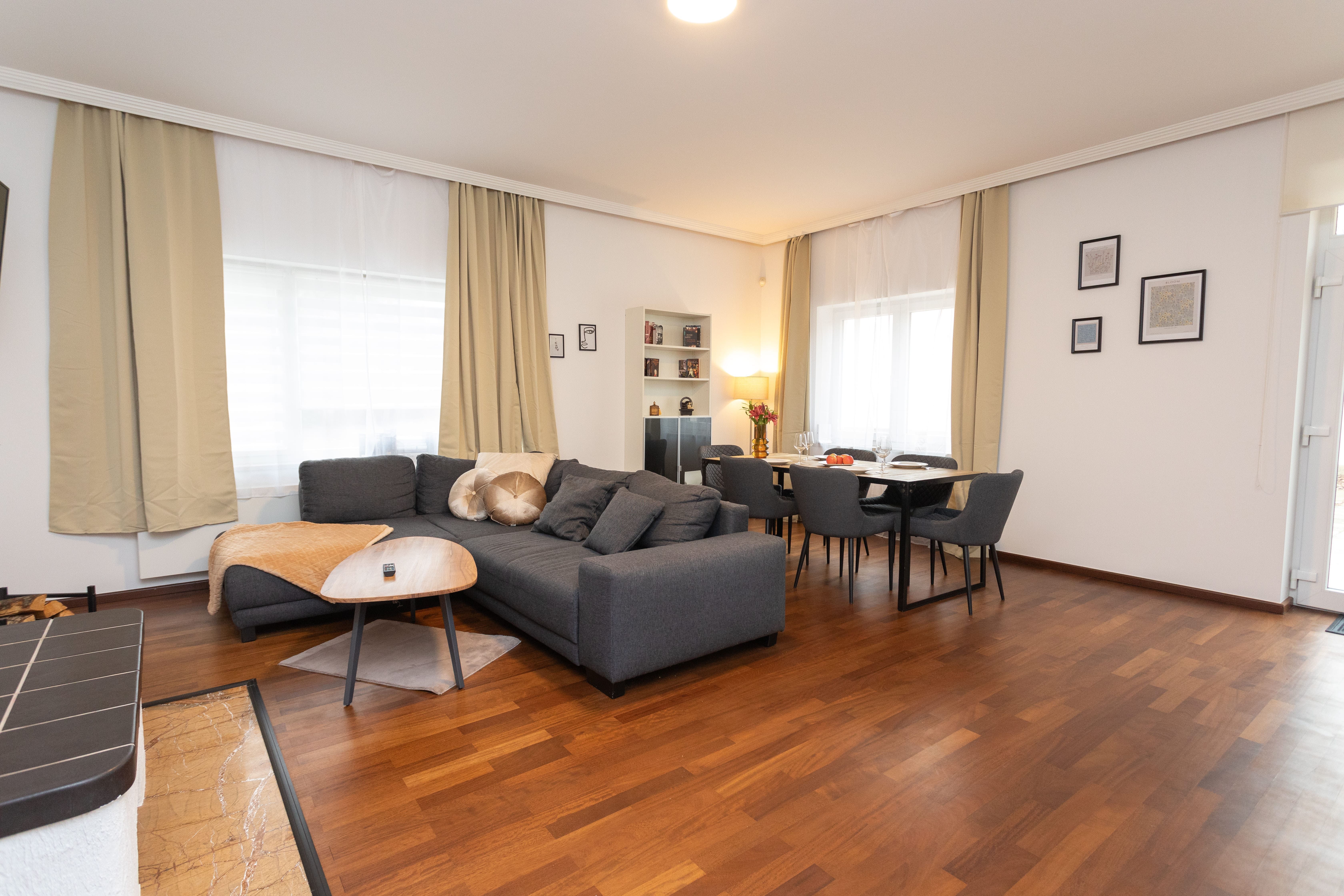 Townhouse in Gohlis-Süd - 2 bedrooms and living room with fireplace