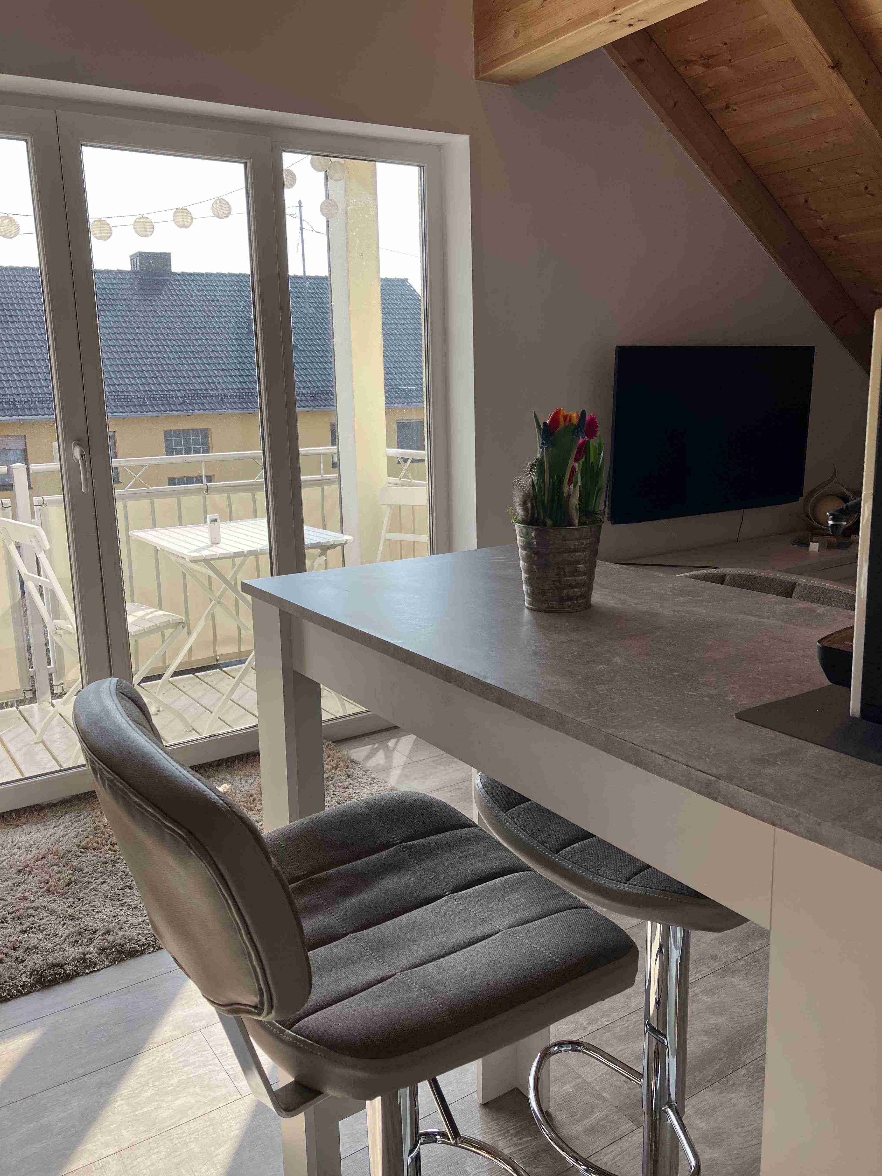                                                               Helle DG-Whg (vollm&ouml;bliert / befristet / Warmmiete) mit Balkon - ruhig und zent&hellip;                                                       in Kirchheim (Würzburg)