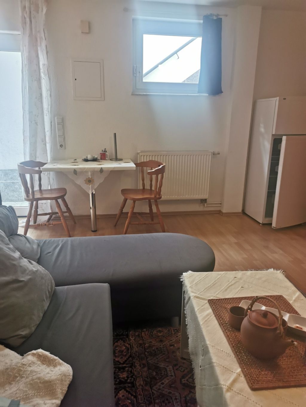                                                               Zimmer mit eigenem Bad und Kochzeile, voll m&ouml;bliert 30qm                                                       in Praunheim (Frankfurt am Main)