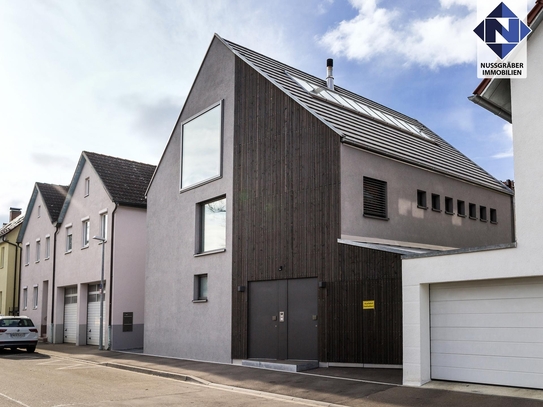 Exklusives, freistehendes Zweifamilienhaus mit separaten Büro/Arbeitsräumen in zentrumsnaher Lage