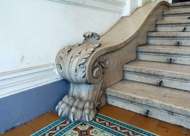 Treppe aus Stein mit einer Löwentatze aus Stein am Treppenansatz