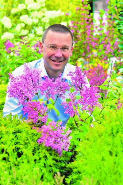 Wolfgang Praskac umgeben von Blumen