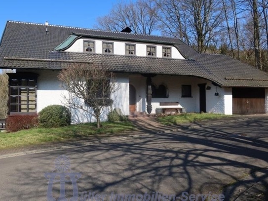Homburg - Schöne Landhaus-Villa in unverbaubarer Orts- und Waldrandlage von Homburg
