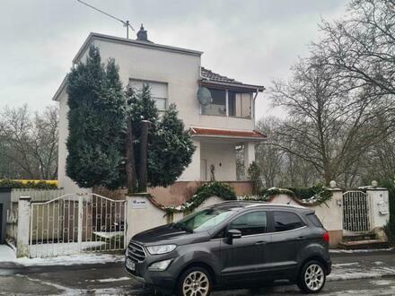 Neunkirchen - Freistehende kleine Stadtvilla in Neunkirchen