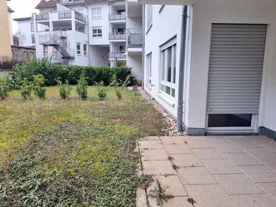 Stuttgart / Bad Cannstatt - Gut geschnittene 2-Zi.-EG-Wohnung mit eigenem Garten in zentraler Lage von Stuttgart-Bad Ca…